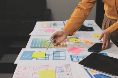 UI UX web tasarımcılarından oluşan takım UI UX ön tasarım önizlemeleri, UI UX web geliştirme fikirleri ve ön uç tasarımcı ile mobil yanıt veren web siteleri geliştirmek için birlikte çalışıyor. uygulama geliştirme