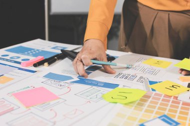 UI UX web tasarımcılarından oluşan takım UI UX ön tasarım önizlemeleri, UI UX web geliştirme fikirleri ve ön uç tasarımcı ile mobil yanıt veren web siteleri geliştirmek için birlikte çalışıyor. uygulama geliştirme