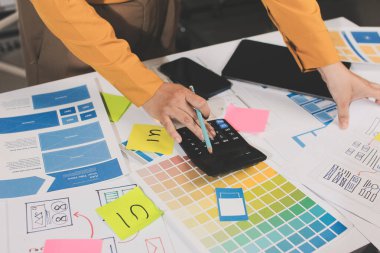 UI UX web tasarımcılarından oluşan takım UI UX ön tasarım önizlemeleri, UI UX web geliştirme fikirleri ve ön uç tasarımcı ile mobil yanıt veren web siteleri geliştirmek için birlikte çalışıyor. uygulama geliştirme