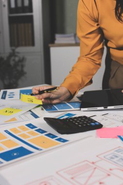 UI UX web tasarımcılarından oluşan takım UI UX ön tasarım önizlemeleri, UI UX web geliştirme fikirleri ve ön uç tasarımcı ile mobil yanıt veren web siteleri geliştirmek için birlikte çalışıyor. uygulama geliştirme