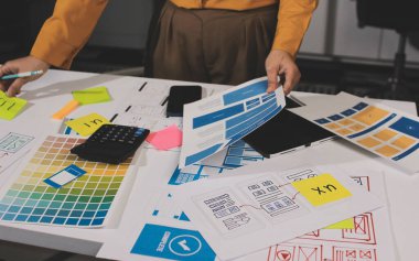 UI UX web tasarımcılarından oluşan takım UI UX ön tasarım önizlemeleri, UI UX web geliştirme fikirleri ve ön uç tasarımcı ile mobil yanıt veren web siteleri geliştirmek için birlikte çalışıyor. uygulama geliştirme