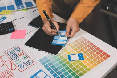 UI UX web tasarımcılarından oluşan takım UI UX ön tasarım önizlemeleri, UI UX web geliştirme fikirleri ve ön uç tasarımcı ile mobil yanıt veren web siteleri geliştirmek için birlikte çalışıyor. uygulama geliştirme