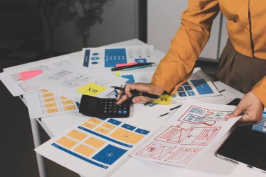 UI UX web tasarımcılarından oluşan takım UI UX ön tasarım önizlemeleri, UI UX web geliştirme fikirleri ve ön uç tasarımcı ile mobil yanıt veren web siteleri geliştirmek için birlikte çalışıyor. uygulama geliştirme