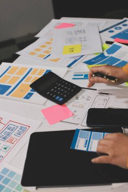 UI UX web tasarımcılarından oluşan takım UI UX ön tasarım önizlemeleri, UI UX web geliştirme fikirleri ve ön uç tasarımcı ile mobil yanıt veren web siteleri geliştirmek için birlikte çalışıyor. uygulama geliştirme