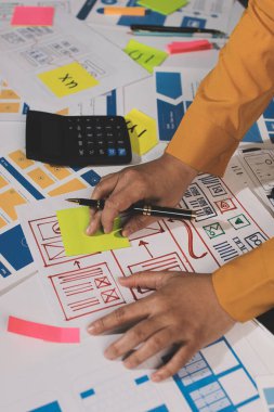 UI UX web tasarımcılarından oluşan takım UI UX ön tasarım önizlemeleri, UI UX web geliştirme fikirleri ve ön uç tasarımcı ile mobil yanıt veren web siteleri geliştirmek için birlikte çalışıyor. uygulama geliştirme