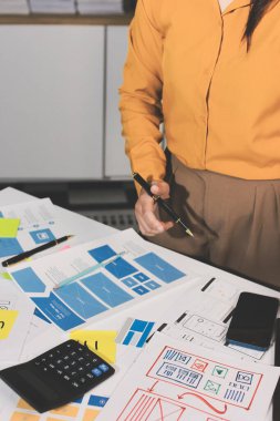 UI UX web tasarımcılarından oluşan takım UI UX ön tasarım önizlemeleri, UI UX web geliştirme fikirleri ve ön uç tasarımcı ile mobil yanıt veren web siteleri geliştirmek için birlikte çalışıyor. uygulama geliştirme