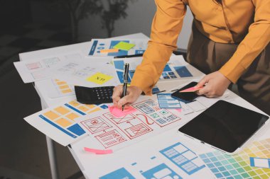 UI UX web tasarımcılarından oluşan takım UI UX ön tasarım önizlemeleri, UI UX web geliştirme fikirleri ve ön uç tasarımcı ile mobil yanıt veren web siteleri geliştirmek için birlikte çalışıyor. uygulama geliştirme