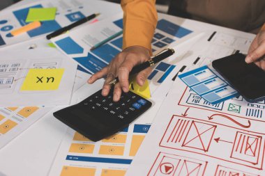 UI UX web tasarımcılarından oluşan takım UI UX ön tasarım önizlemeleri, UI UX web geliştirme fikirleri ve ön uç tasarımcı ile mobil yanıt veren web siteleri geliştirmek için birlikte çalışıyor. uygulama geliştirme