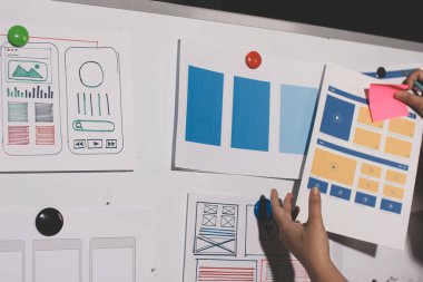 UI UX web tasarımcılarından oluşan takım UI UX ön tasarım önizlemeleri, UI UX web geliştirme fikirleri ve ön uç tasarımcı ile mobil yanıt veren web siteleri geliştirmek için birlikte çalışıyor. uygulama geliştirme