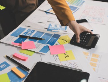 UI UX web tasarımcılarından oluşan takım UI UX ön tasarım önizlemeleri, UI UX web geliştirme fikirleri ve ön uç tasarımcı ile mobil yanıt veren web siteleri geliştirmek için birlikte çalışıyor. uygulama geliştirme