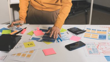 UI UX web tasarımcılarından oluşan takım UI UX ön tasarım önizlemeleri, UI UX web geliştirme fikirleri ve ön uç tasarımcı ile mobil yanıt veren web siteleri geliştirmek için birlikte çalışıyor. uygulama geliştirme