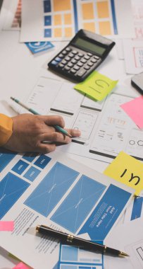 UI UX web tasarımcılarından oluşan takım UI UX ön tasarım önizlemeleri, UI UX web geliştirme fikirleri ve ön uç tasarımcı ile mobil yanıt veren web siteleri geliştirmek için birlikte çalışıyor. uygulama geliştirme