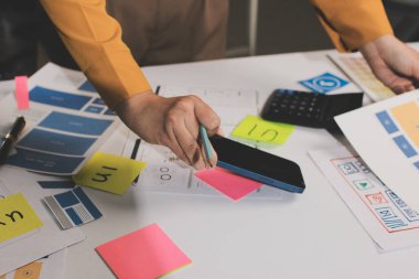 UI UX web tasarımcılarından oluşan takım UI UX ön tasarım önizlemeleri, UI UX web geliştirme fikirleri ve ön uç tasarımcı ile mobil yanıt veren web siteleri geliştirmek için birlikte çalışıyor. uygulama geliştirme