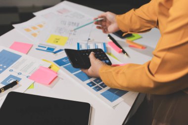 UI UX web tasarımcılarından oluşan takım UI UX ön tasarım önizlemeleri, UI UX web geliştirme fikirleri ve ön uç tasarımcı ile mobil yanıt veren web siteleri geliştirmek için birlikte çalışıyor. uygulama geliştirme