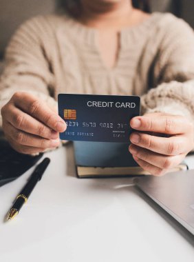 Kapanmış adam dizüstü bilgisayarı kullan kredi kartı kullan cep telefonu kullan kahve dükkanında masaya otur, dinlenme dinlenme dinlenme dinlenme dinlenme boş zamanlarında serbest mobil konsepte odaklan nesneye odaklan