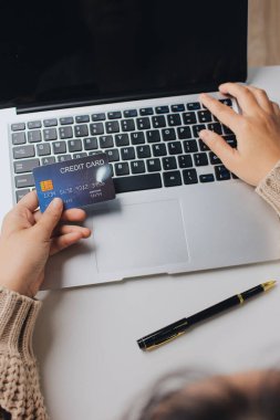 Kapanmış adam dizüstü bilgisayarı kullan kredi kartı kullan cep telefonu kullan kahve dükkanında masaya otur, dinlenme dinlenme dinlenme dinlenme dinlenme boş zamanlarında serbest mobil konsepte odaklan nesneye odaklan