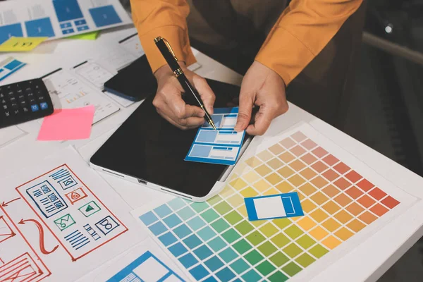 UI UX web tasarımcılarından oluşan takım UI UX ön tasarım önizlemeleri, UI UX web geliştirme fikirleri ve ön uç tasarımcı ile mobil yanıt veren web siteleri geliştirmek için birlikte çalışıyor. uygulama geliştirme