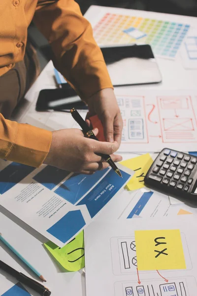 UI UX web tasarımcılarından oluşan takım UI UX ön tasarım önizlemeleri, UI UX web geliştirme fikirleri ve ön uç tasarımcı ile mobil yanıt veren web siteleri geliştirmek için birlikte çalışıyor. uygulama geliştirme