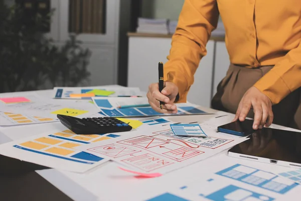 UI UX web tasarımcılarından oluşan takım UI UX ön tasarım önizlemeleri, UI UX web geliştirme fikirleri ve ön uç tasarımcı ile mobil yanıt veren web siteleri geliştirmek için birlikte çalışıyor. uygulama geliştirme