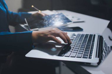 İş kadınları mali verileri analiz ediyor, ofisteki yatırım stratejisini tartışıyor