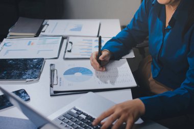 İş kadınları mali verileri analiz ediyor, ofisteki yatırım stratejisini tartışıyor