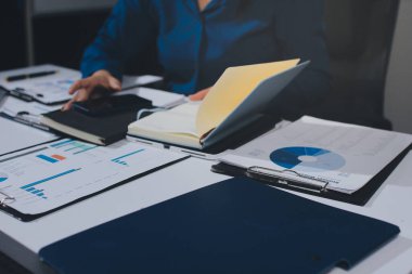 İş kadınları mali verileri analiz ediyor, ofisteki yatırım stratejisini tartışıyor