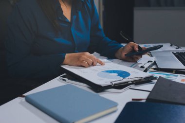 İş kadınları mali verileri analiz ediyor, ofisteki yatırım stratejisini tartışıyor