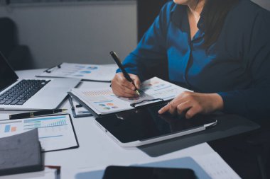 İş kadınları mali verileri analiz ediyor, ofisteki yatırım stratejisini tartışıyor