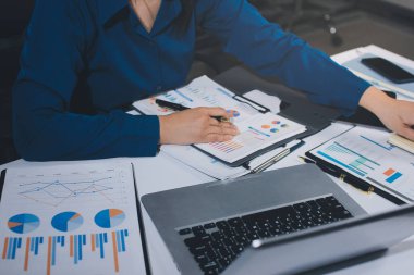 İş kadınları mali verileri analiz ediyor, ofisteki yatırım stratejisini tartışıyor