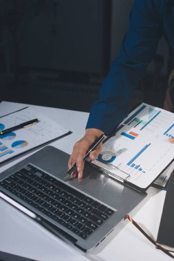 İş kadınları mali verileri analiz ediyor, ofisteki yatırım stratejisini tartışıyor