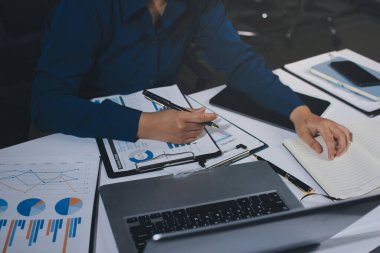 İş kadınları mali verileri analiz ediyor, ofisteki yatırım stratejisini tartışıyor