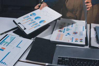 İş kadınları mali verileri analiz ediyor, ofisteki yatırım stratejisini tartışıyor