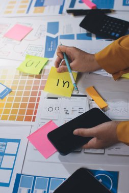 UI UX web tasarımcılarından oluşan takım UI UX ön tasarım önizlemeleri, UI UX web geliştirme fikirleri ve ön uç tasarımcı ile mobil yanıt veren web siteleri geliştirmek için birlikte çalışıyor. uygulama geliştirme