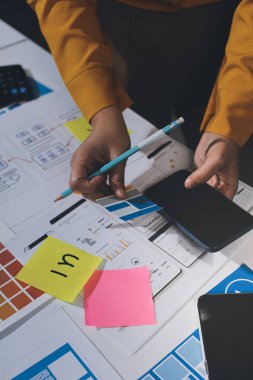 UI UX web tasarımcılarından oluşan takım UI UX ön tasarım önizlemeleri, UI UX web geliştirme fikirleri ve ön uç tasarımcı ile mobil yanıt veren web siteleri geliştirmek için birlikte çalışıyor. uygulama geliştirme