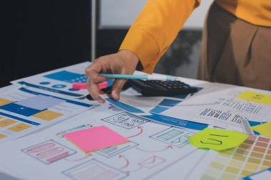 UI UX web tasarımcılarından oluşan takım UI UX ön tasarım önizlemeleri, UI UX web geliştirme fikirleri ve ön uç tasarımcı ile mobil yanıt veren web siteleri geliştirmek için birlikte çalışıyor. uygulama geliştirme