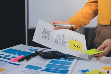 UI UX web tasarımcılarından oluşan takım UI UX ön tasarım önizlemeleri, UI UX web geliştirme fikirleri ve ön uç tasarımcı ile mobil yanıt veren web siteleri geliştirmek için birlikte çalışıyor. uygulama geliştirme