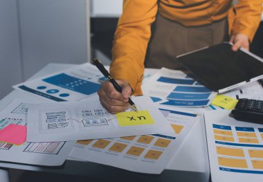 UI UX web tasarımcılarından oluşan takım UI UX ön tasarım önizlemeleri, UI UX web geliştirme fikirleri ve ön uç tasarımcı ile mobil yanıt veren web siteleri geliştirmek için birlikte çalışıyor. uygulama geliştirme