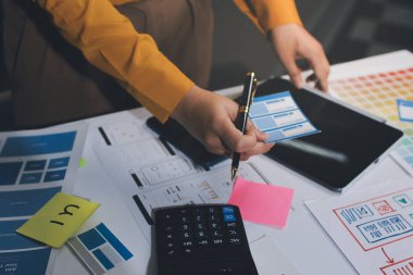 UI UX web tasarımcılarından oluşan takım UI UX ön tasarım önizlemeleri, UI UX web geliştirme fikirleri ve ön uç tasarımcı ile mobil yanıt veren web siteleri geliştirmek için birlikte çalışıyor. uygulama geliştirme