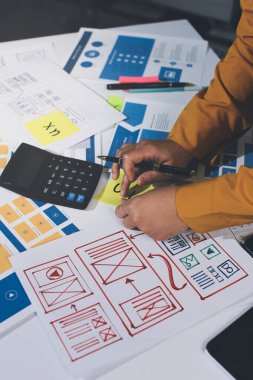 UI UX web tasarımcılarından oluşan takım UI UX ön tasarım önizlemeleri, UI UX web geliştirme fikirleri ve ön uç tasarımcı ile mobil yanıt veren web siteleri geliştirmek için birlikte çalışıyor. uygulama geliştirme