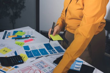 UI UX web tasarımcılarından oluşan takım UI UX ön tasarım önizlemeleri, UI UX web geliştirme fikirleri ve ön uç tasarımcı ile mobil yanıt veren web siteleri geliştirmek için birlikte çalışıyor. uygulama geliştirme