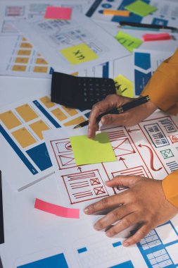 UI UX web tasarımcılarından oluşan takım UI UX ön tasarım önizlemeleri, UI UX web geliştirme fikirleri ve ön uç tasarımcı ile mobil yanıt veren web siteleri geliştirmek için birlikte çalışıyor. uygulama geliştirme