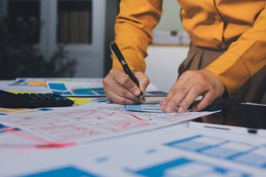 UI UX web tasarımcılarından oluşan takım UI UX ön tasarım önizlemeleri, UI UX web geliştirme fikirleri ve ön uç tasarımcı ile mobil yanıt veren web siteleri geliştirmek için birlikte çalışıyor. uygulama geliştirme