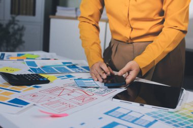 UI UX web tasarımcılarından oluşan takım UI UX ön tasarım önizlemeleri, UI UX web geliştirme fikirleri ve ön uç tasarımcı ile mobil yanıt veren web siteleri geliştirmek için birlikte çalışıyor. uygulama geliştirme