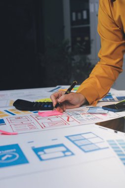 UI UX web tasarımcılarından oluşan takım UI UX ön tasarım önizlemeleri, UI UX web geliştirme fikirleri ve ön uç tasarımcı ile mobil yanıt veren web siteleri geliştirmek için birlikte çalışıyor. uygulama geliştirme