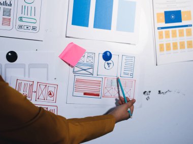 UI UX web tasarımcılarından oluşan takım UI UX ön tasarım önizlemeleri, UI UX web geliştirme fikirleri ve ön uç tasarımcı ile mobil yanıt veren web siteleri geliştirmek için birlikte çalışıyor. uygulama geliştirme