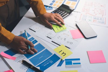 UI UX web tasarımcılarından oluşan takım UI UX ön tasarım önizlemeleri, UI UX web geliştirme fikirleri ve ön uç tasarımcı ile mobil yanıt veren web siteleri geliştirmek için birlikte çalışıyor. uygulama geliştirme