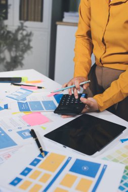 UI UX web tasarımcılarından oluşan takım UI UX ön tasarım önizlemeleri, UI UX web geliştirme fikirleri ve ön uç tasarımcı ile mobil yanıt veren web siteleri geliştirmek için birlikte çalışıyor. uygulama geliştirme