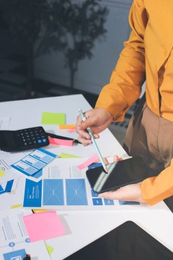 UI UX web tasarımcılarından oluşan takım UI UX ön tasarım önizlemeleri, UI UX web geliştirme fikirleri ve ön uç tasarımcı ile mobil yanıt veren web siteleri geliştirmek için birlikte çalışıyor. uygulama geliştirme