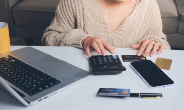 Kapanmış adam dizüstü bilgisayarı kullan kredi kartı kullan cep telefonu kullan kahve dükkanında masaya otur, dinlenme dinlenme dinlenme dinlenme dinlenme boş zamanlarında serbest mobil konsepte odaklan nesneye odaklan