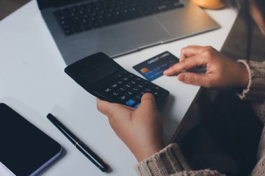 Kapanmış adam dizüstü bilgisayarı kullan kredi kartı kullan cep telefonu kullan kahve dükkanında masaya otur, dinlenme dinlenme dinlenme dinlenme dinlenme boş zamanlarında serbest mobil konsepte odaklan nesneye odaklan